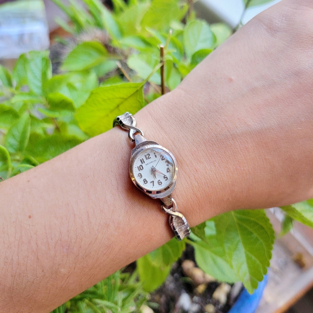 Vintage Benrus Classic Silver Womens Womans Analog Dainty Round Stretch Watch